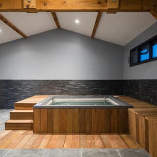 piscine 11 x 4 béton armé, revêtement en pierre naturelle 1