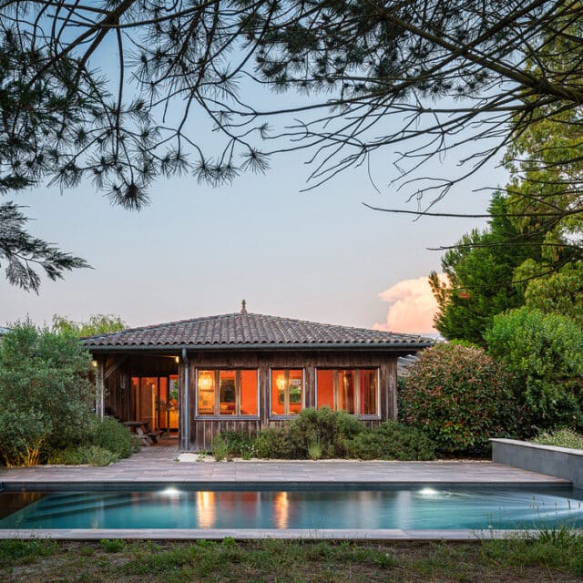 piscine 11 x 4 béton armé, revêtement en pierre naturelle 3
