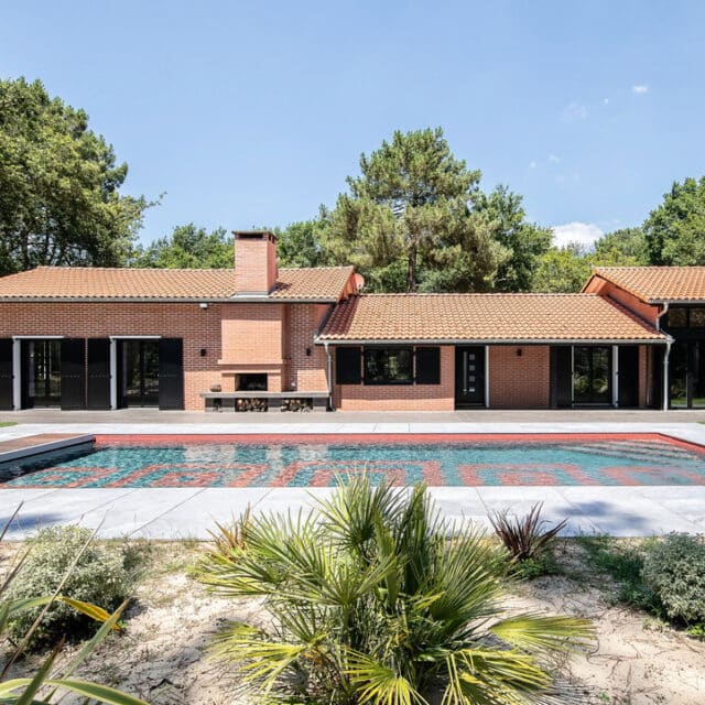 piscine 12x4 béton armé, revêtement en carrelage mosaïque 1