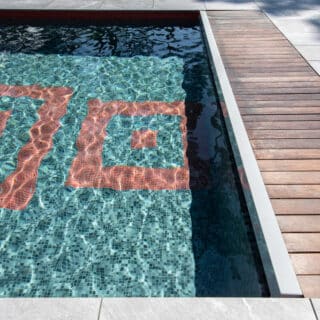 piscine 12x4 béton armé, revêtement en carrelage mosaïque 3