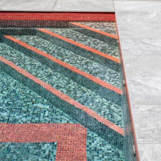 piscine 12x4 béton armé, revêtement en carrelage mosaïque 4